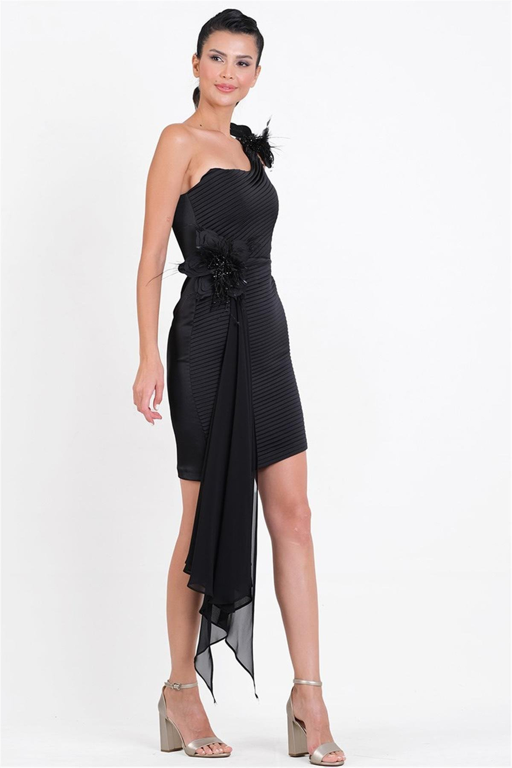 Climene Önü Piliseli Tek Omuz Çiçek Aksesuarlı Kısa Abiye Elbise SİYAH