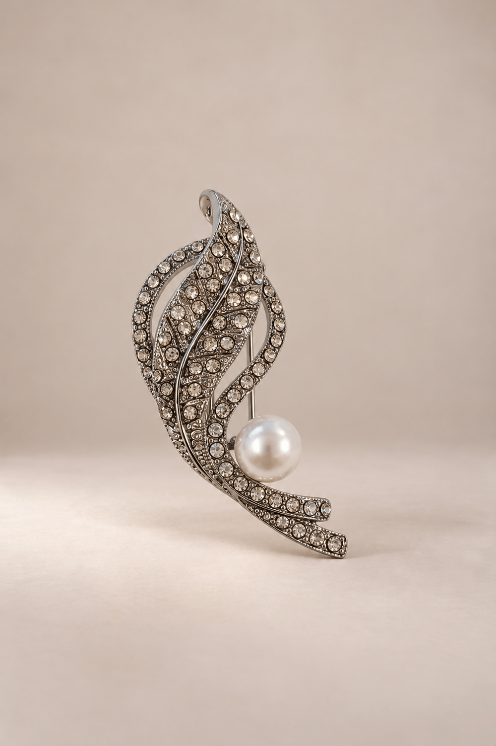 İnci Taşlı Kristal Yaprak Form Broş 6 cm BEYAZ