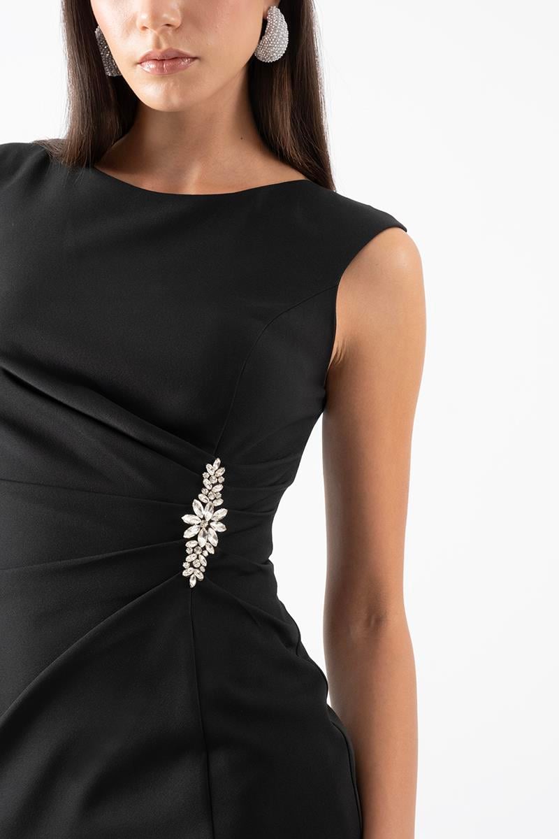 Ortenilla Yuvarlak Yaka Yanı Pileli Taş Aksesuar Detaylı Yırtmaçlı Kısa Abiye Elbise SİYAH