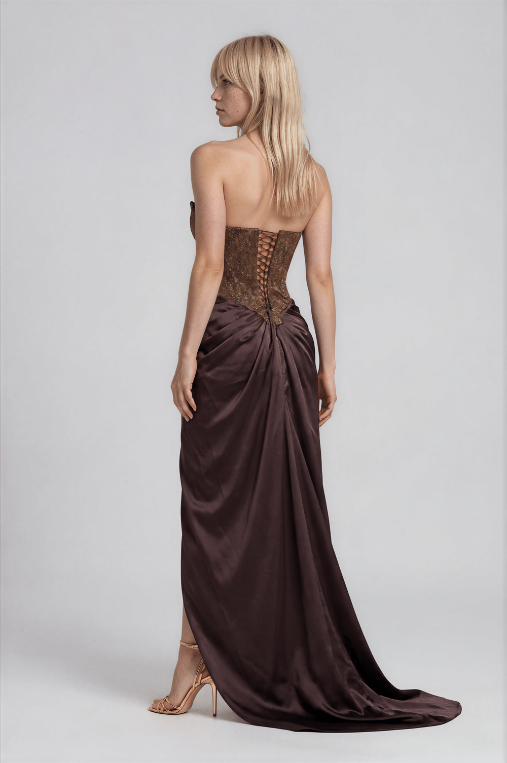 Straplez Taş Yapıştırma Bel V Drape Detaylı Davet Elbisesi KAHVE