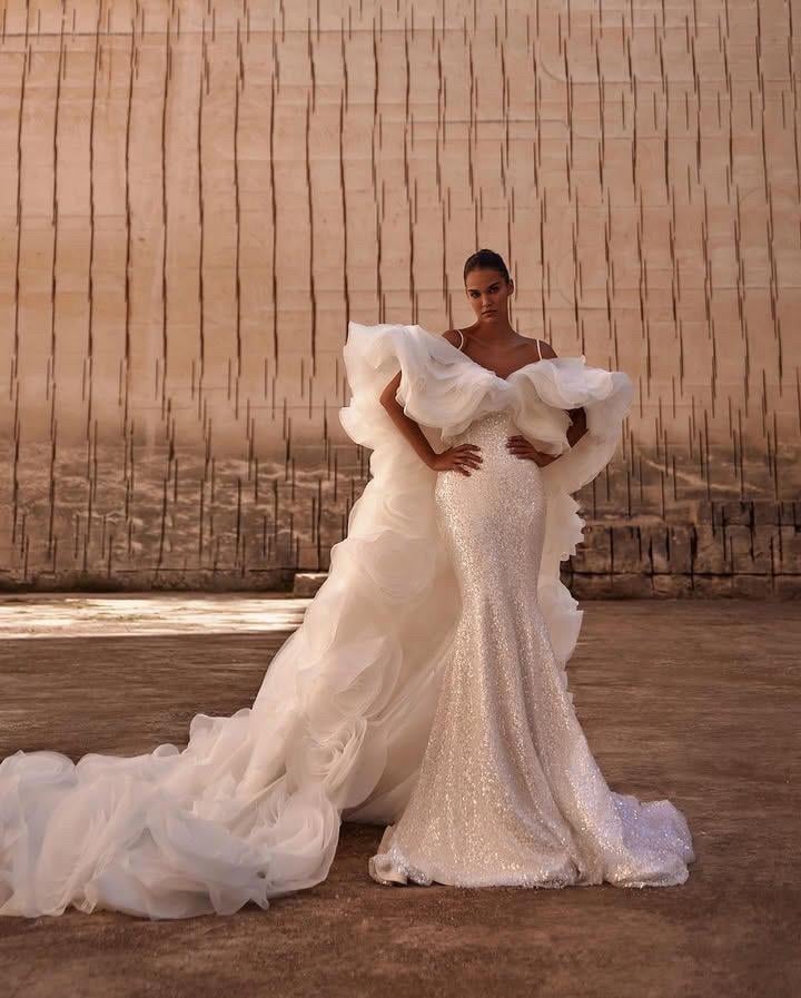 Beyaz full Taş İşlemeli Gözterişli Pelerine Sahip Royal Radiance Gelinlik