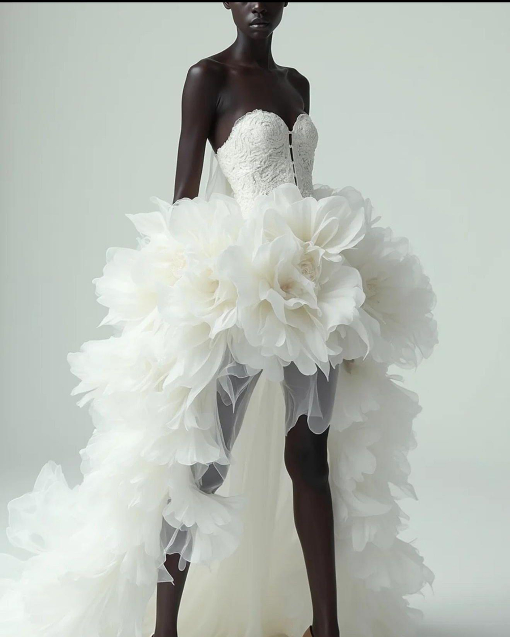 Beyaz Straplez 3D Çiçek Etek Detaylı Jardin Secret Gelinlik