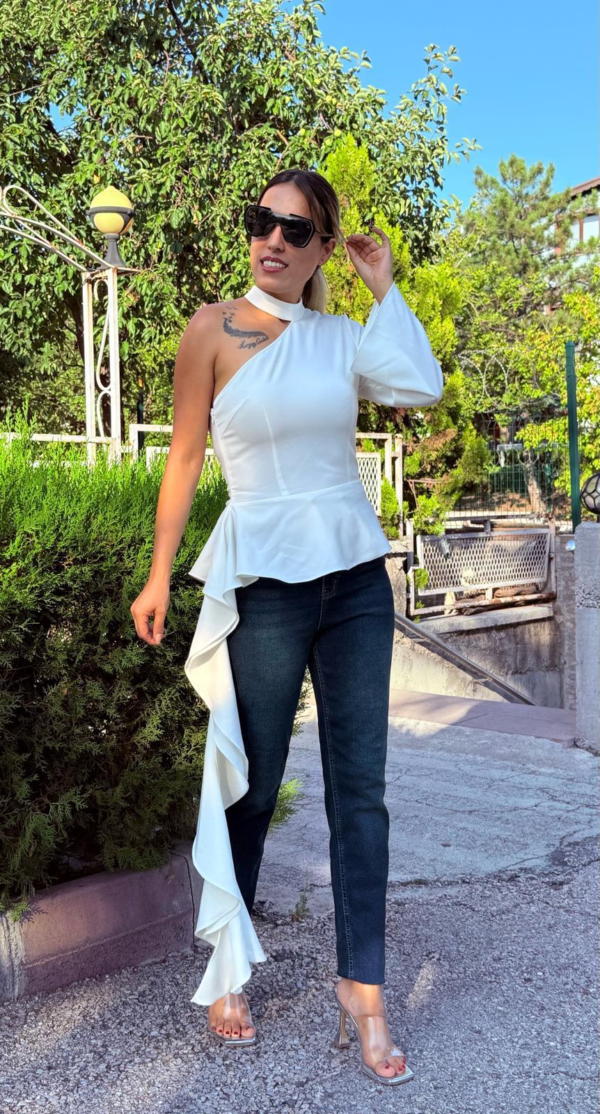 Beyaz Tek Omuz Etek Ucu Volanlı Tasarım Bluz
