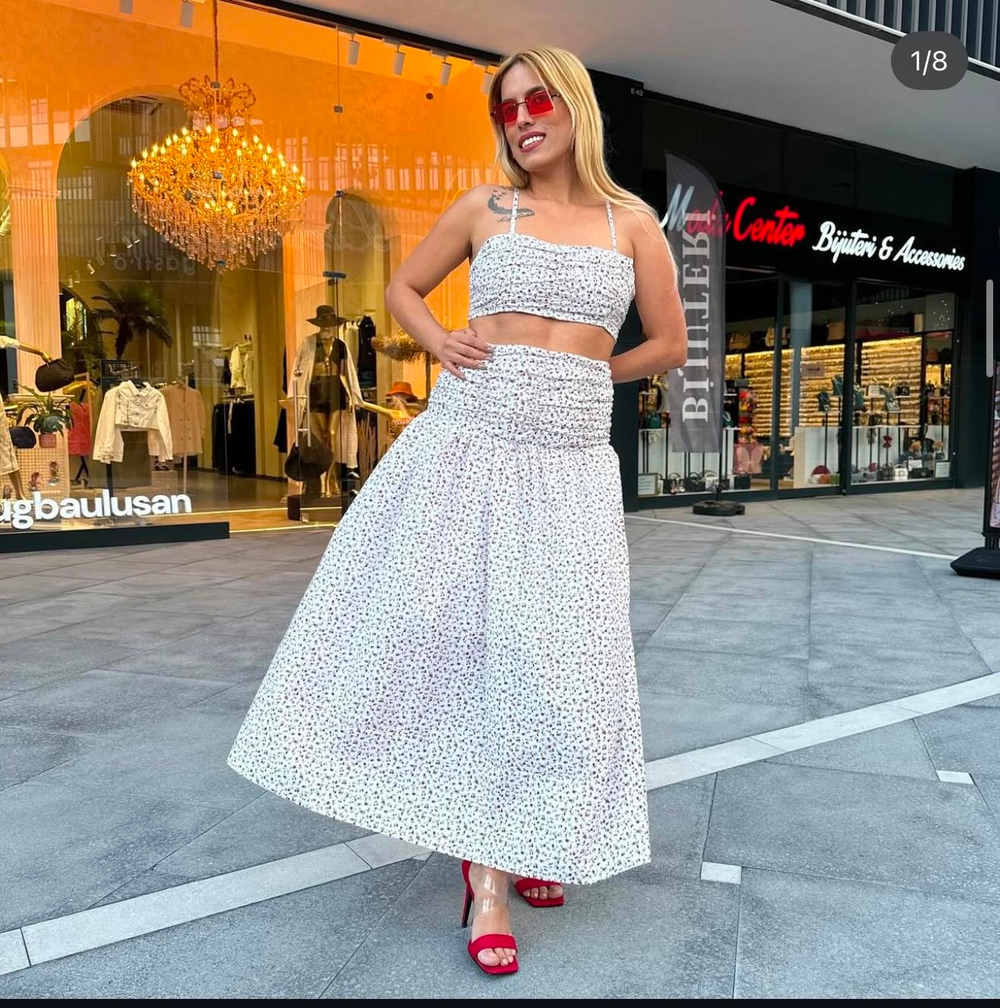 Beyaz Üzeri Kırmızı Mavi Çiçekli Etek Büstiyer Takım