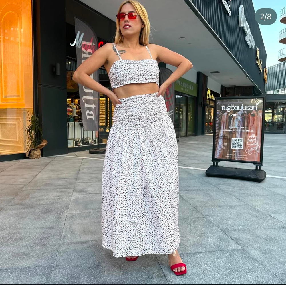 Beyaz Üzeri Kırmızı Mavi Çiçekli Etek Büstiyer Takım