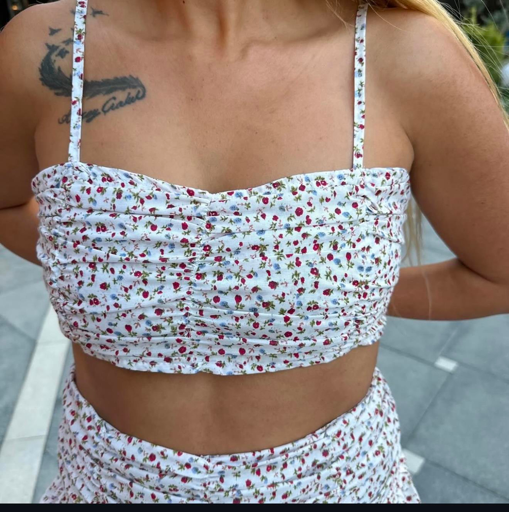 Beyaz Üzeri Kırmızı Mavi Çiçekli Etek Büstiyer Takım