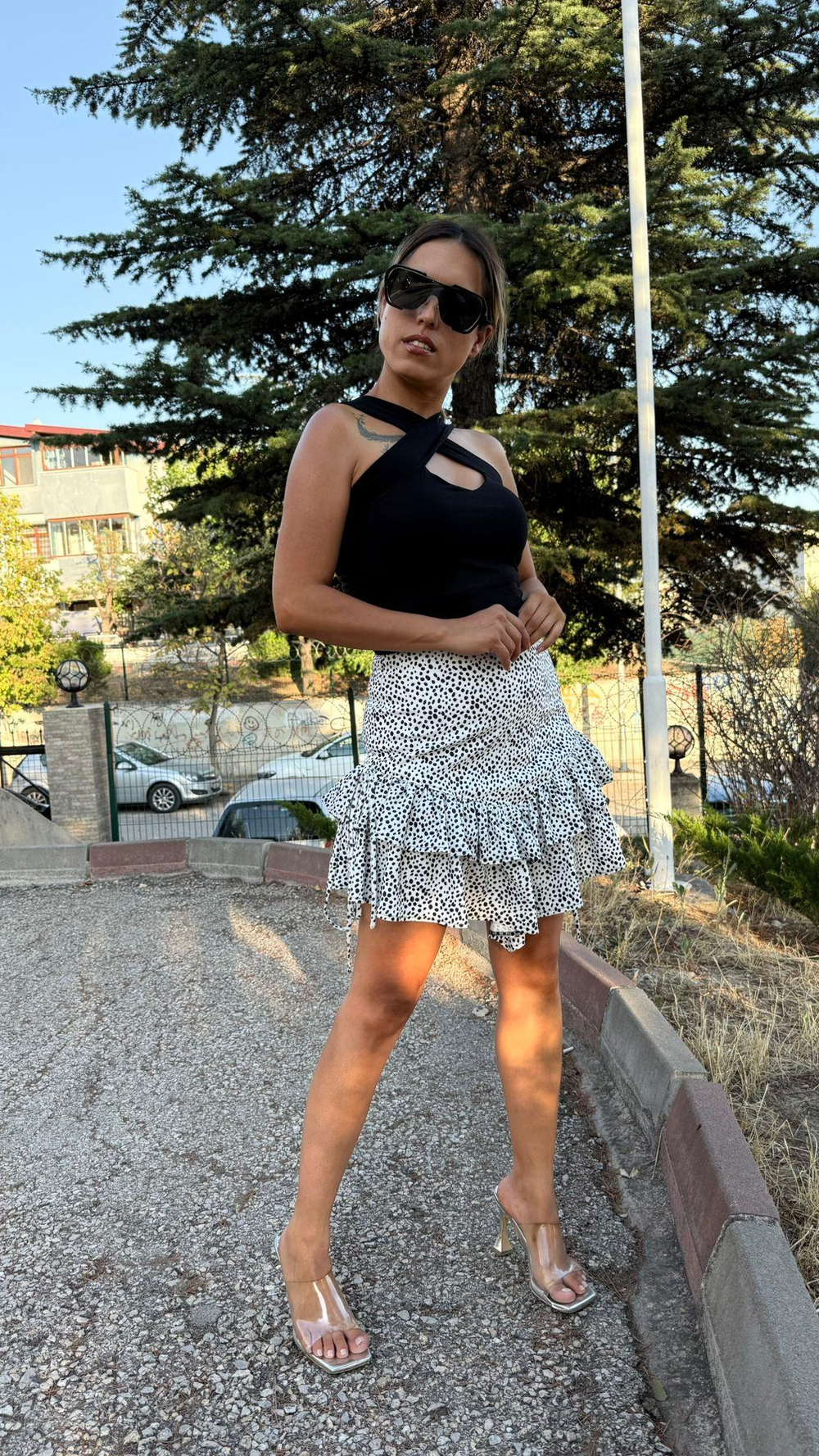 Beyaz Üzeri Siyah Desenli Fırfırlı Mini Etek