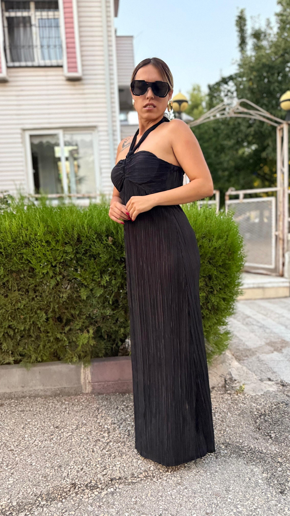 Siyah Saten Pilise Göğüs Kuplu Boyundan Bağlamalı Uzun Elbise