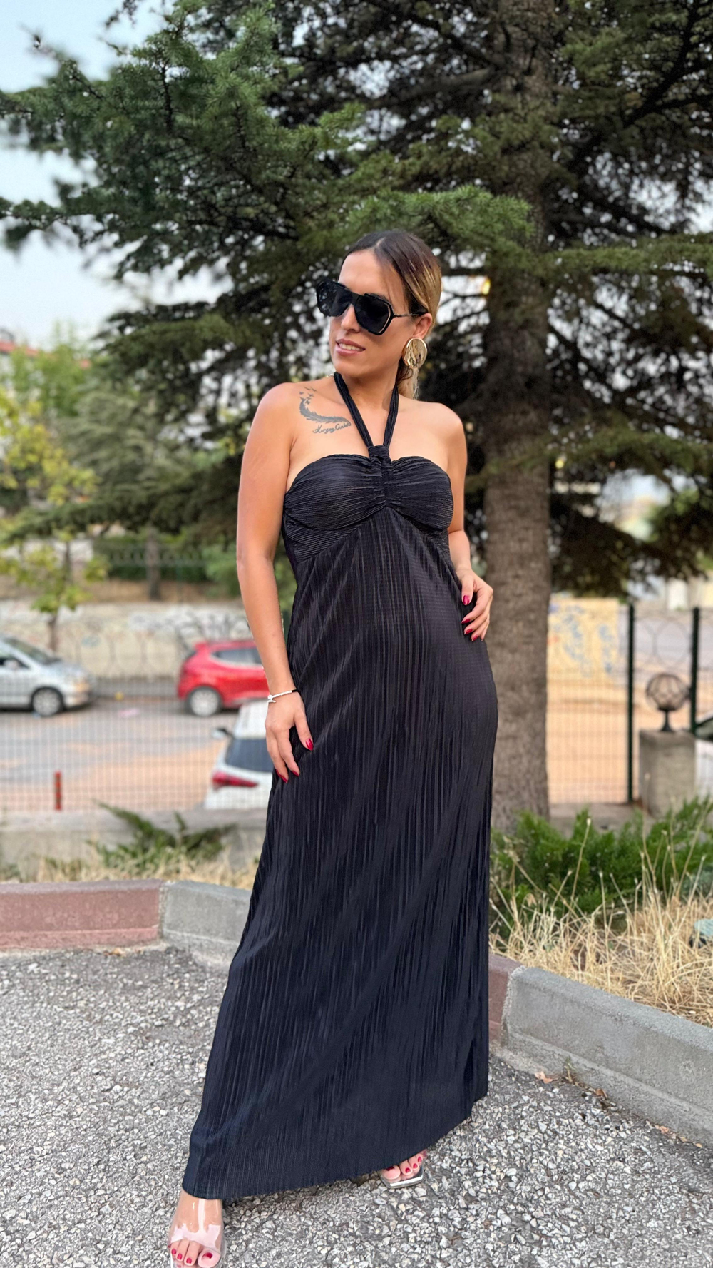 Siyah Saten Pilise Göğüs Kuplu Boyundan Bağlamalı Uzun Elbise