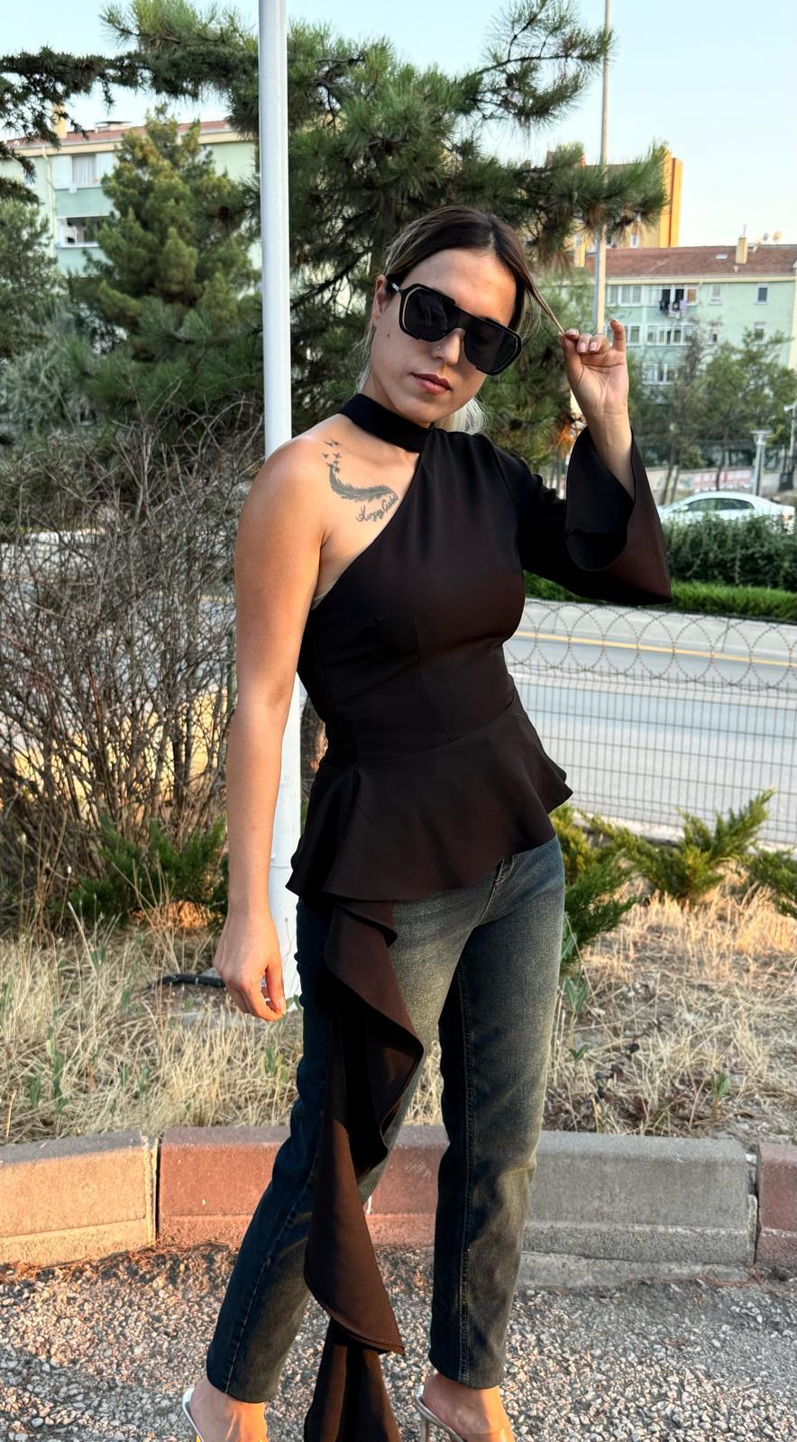 Siyah Tek Omuz Etek Ucu Volanlı Tasarım Bluz