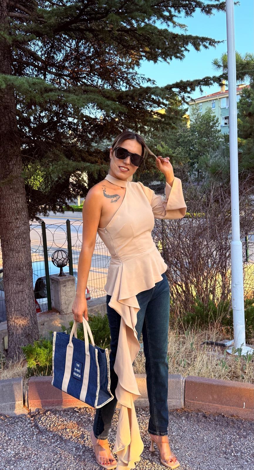 Sütlü Kahve Tek Omuz Etek Ucu Volanlı Tasarım Bluz