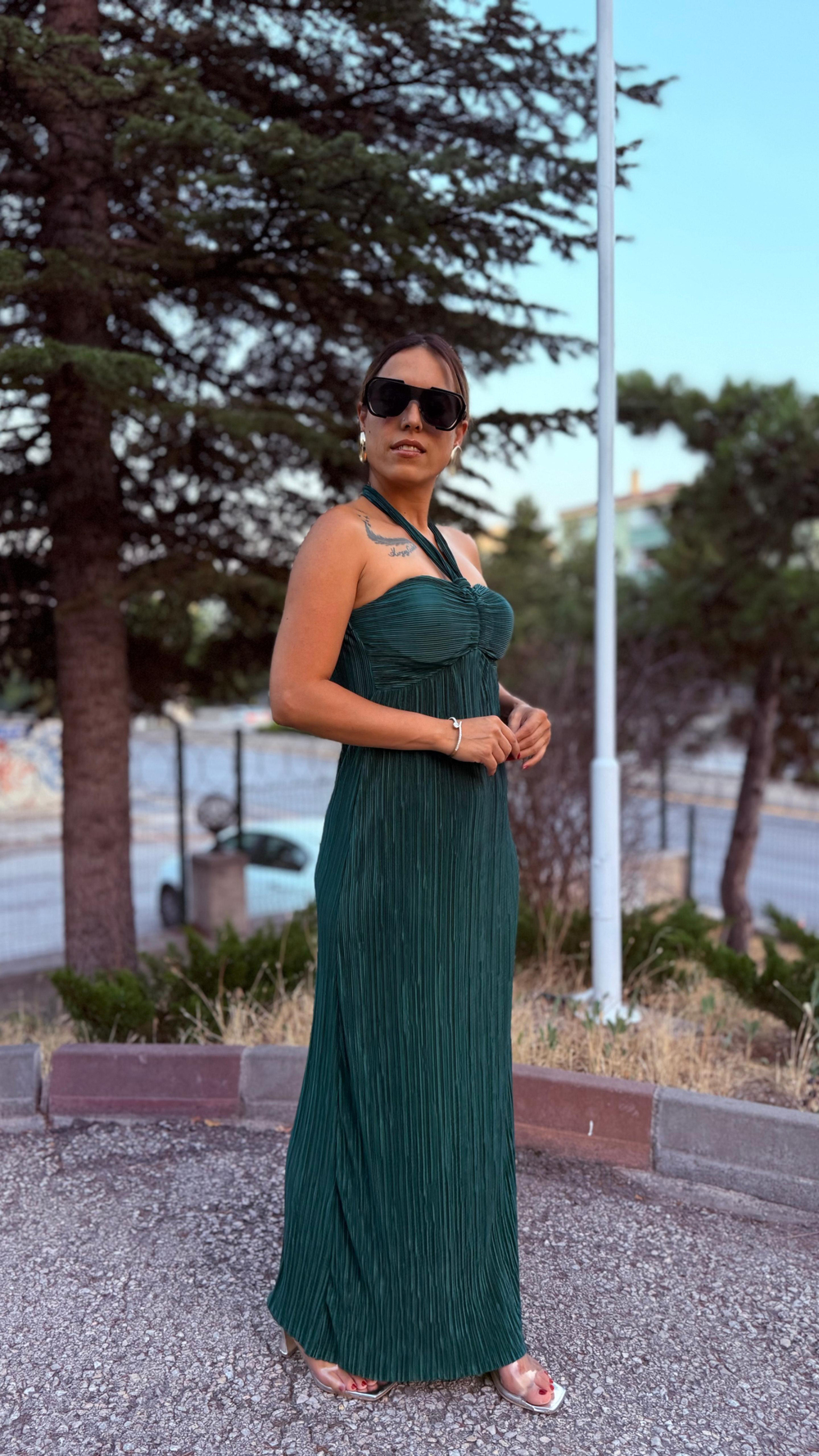 Zümrüt Yeşili Saten Pilise Göğüs Kuplu Boyundan Bağlamalı Uzun Elbise