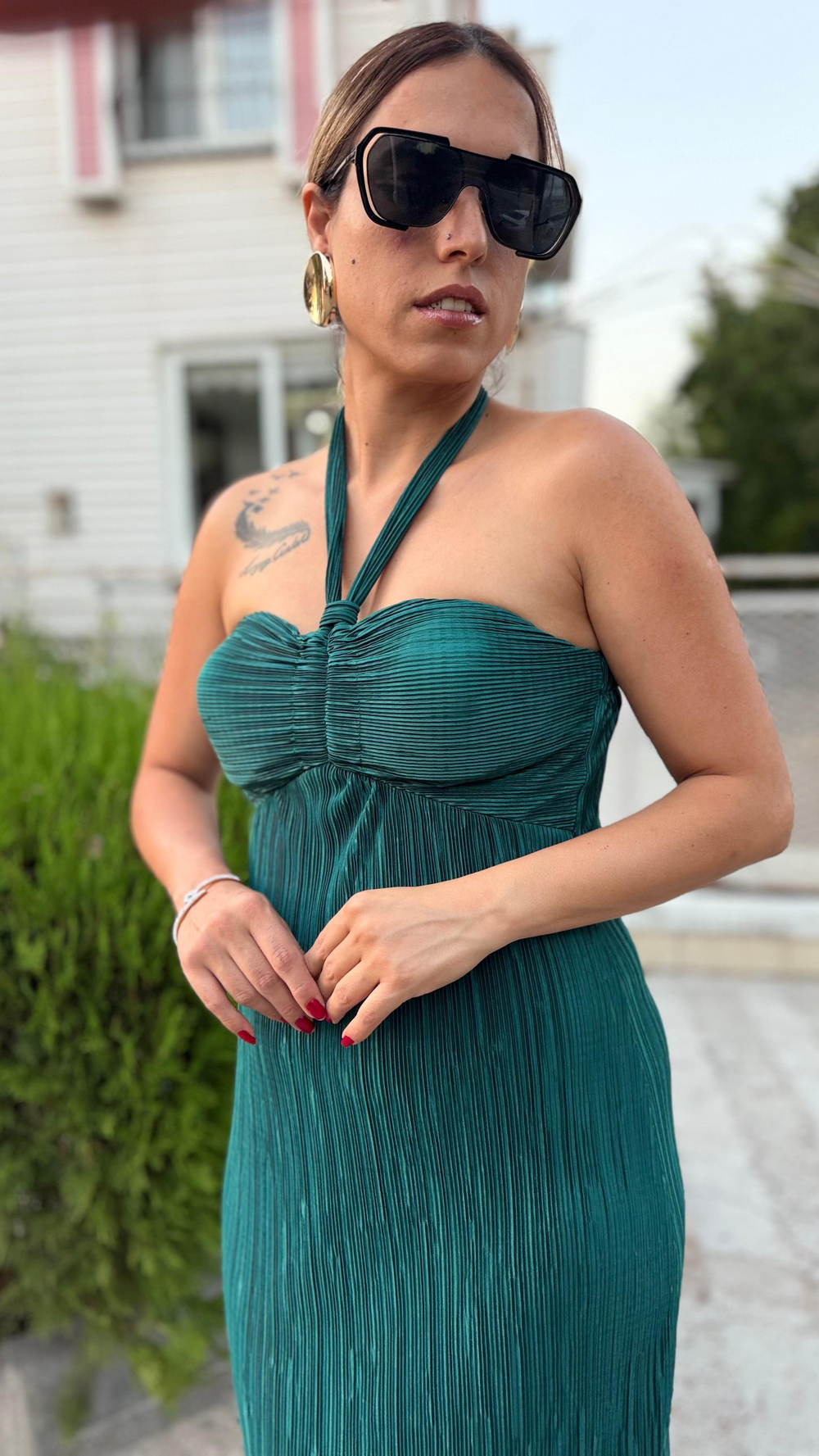 Zümrüt Yeşili Saten Pilise Göğüs Kuplu Boyundan Bağlamalı Uzun Elbise