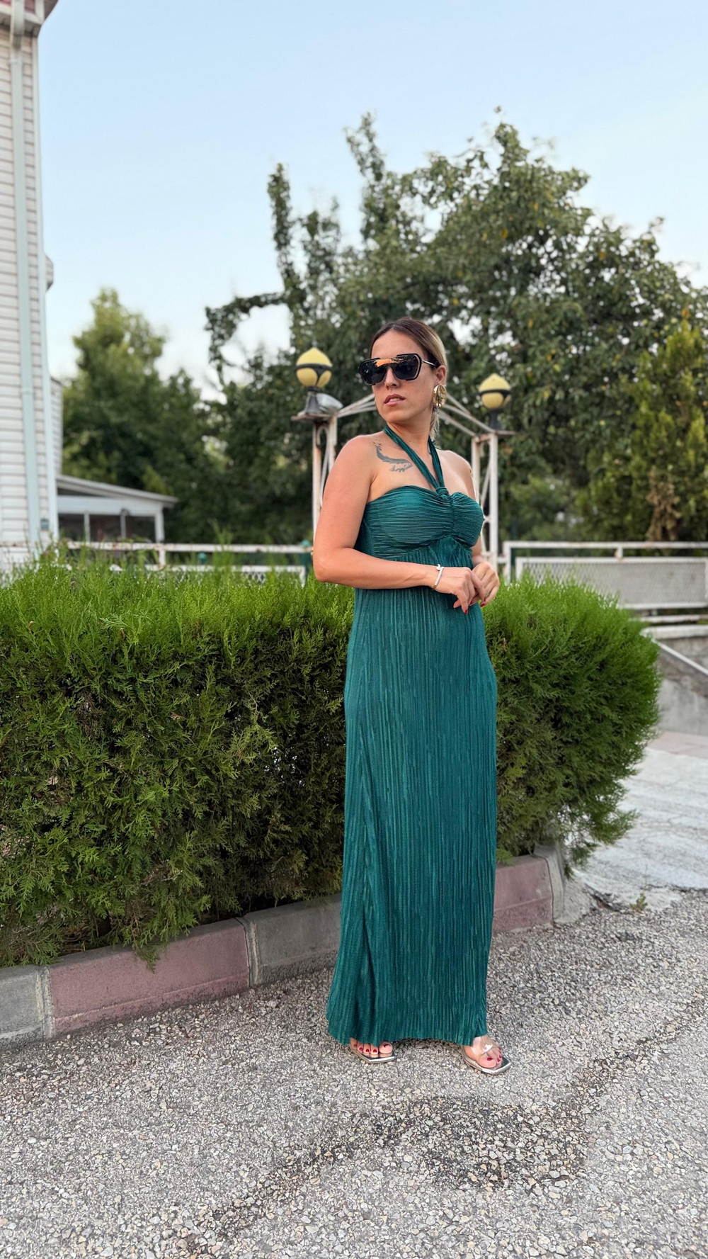 Zümrüt Yeşili Saten Pilise Göğüs Kuplu Boyundan Bağlamalı Uzun Elbise