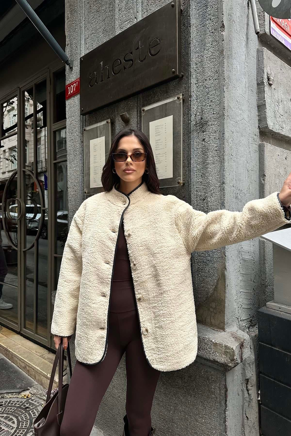 Bej Kadın Peluş Düğmeli Oversize Ceket – Yumuşak Dokulu MLB134 
