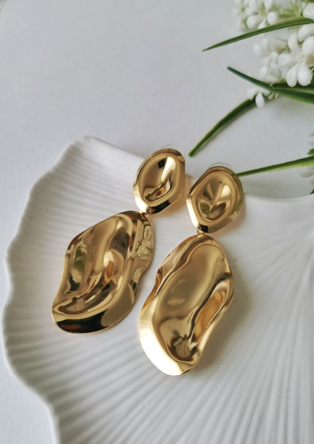 Akış Form Sallantılı Gold Çelik Küpe