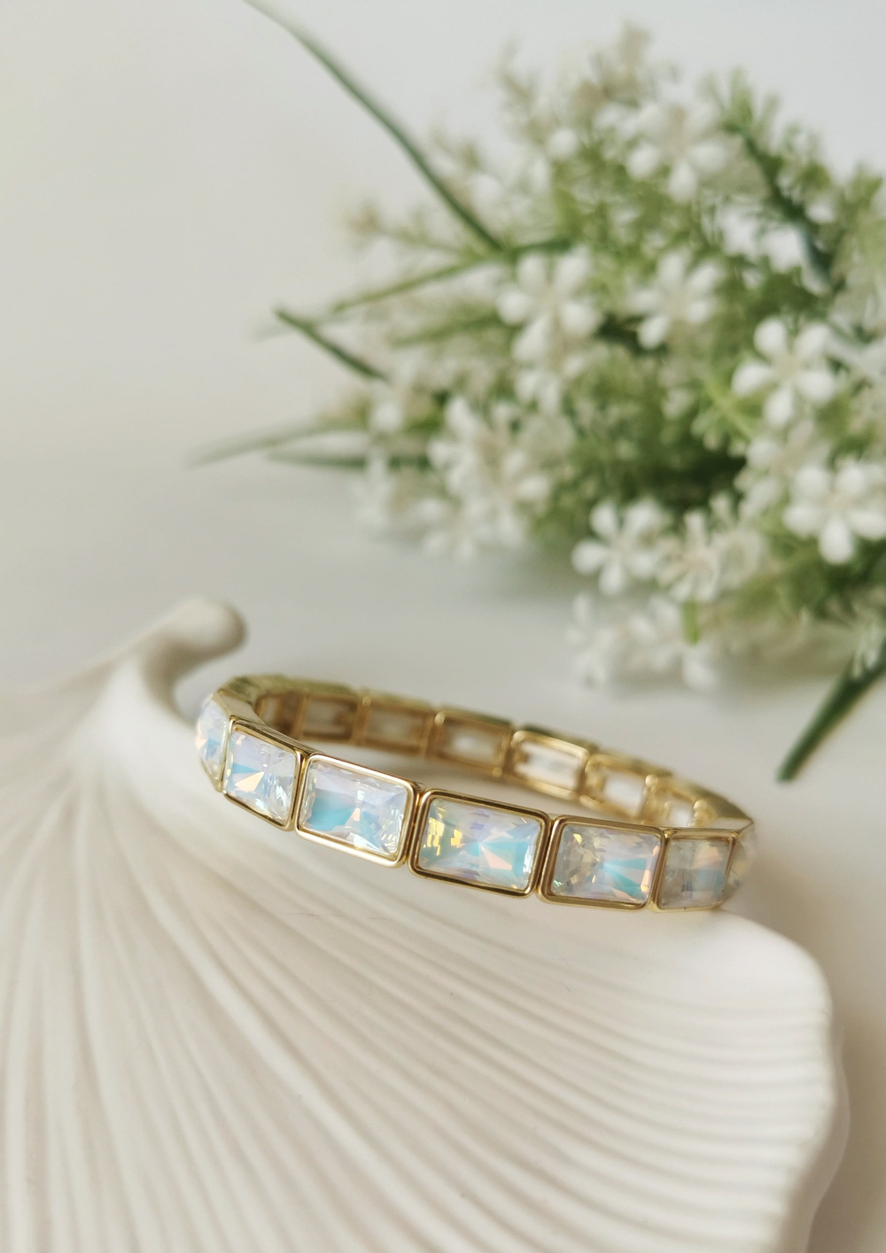 Beyaz Kristal Taşlı Bileklik – 14K Gold Lastikli Tasarım