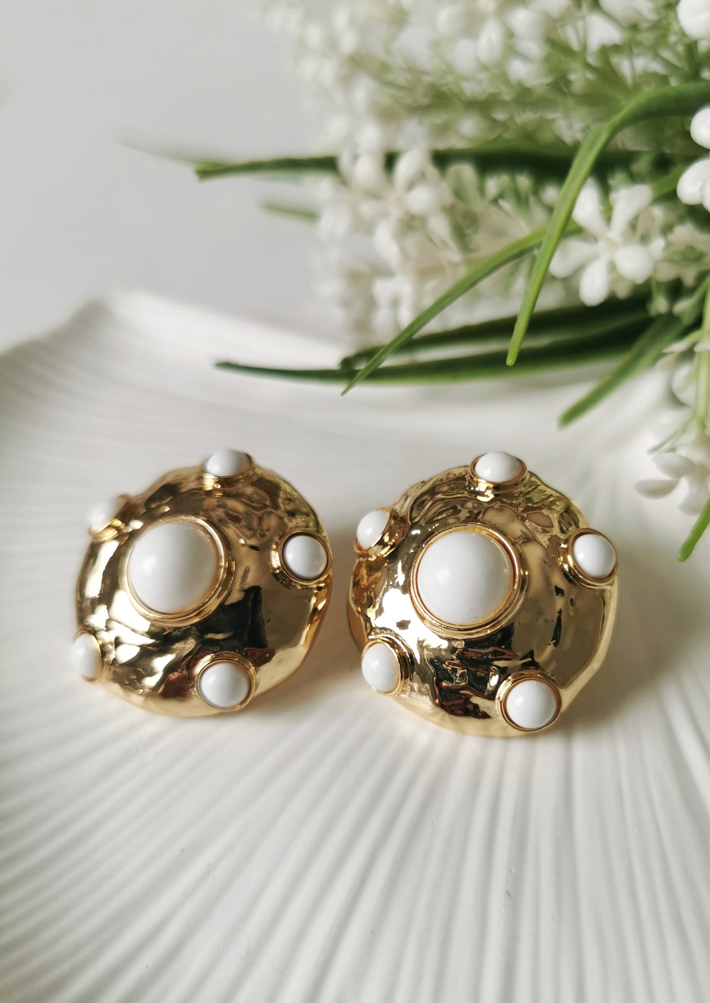 Beyaz Mineli Gold Bombeli Küpe 3 cm Vintage Tasarım