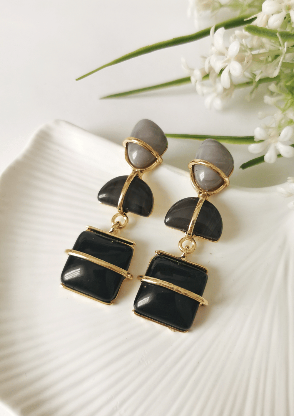 Black Form Gold Detaylı Küpe