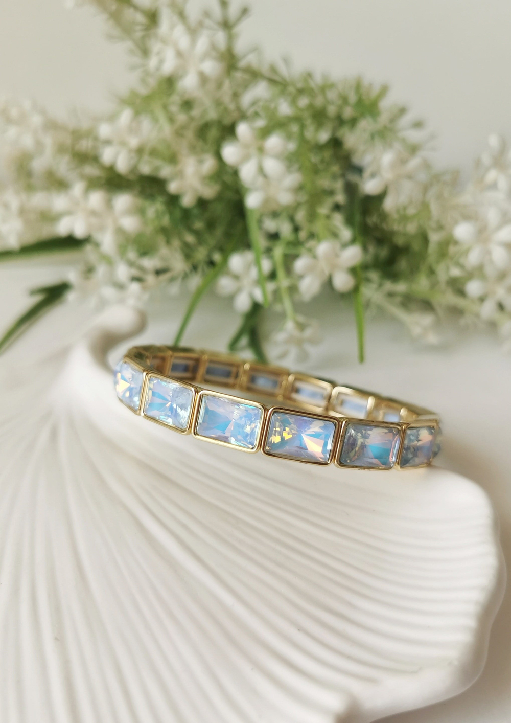Buz Mavisi Kristal Taşlı Bileklik – 14K Gold Lastikli Tasarım