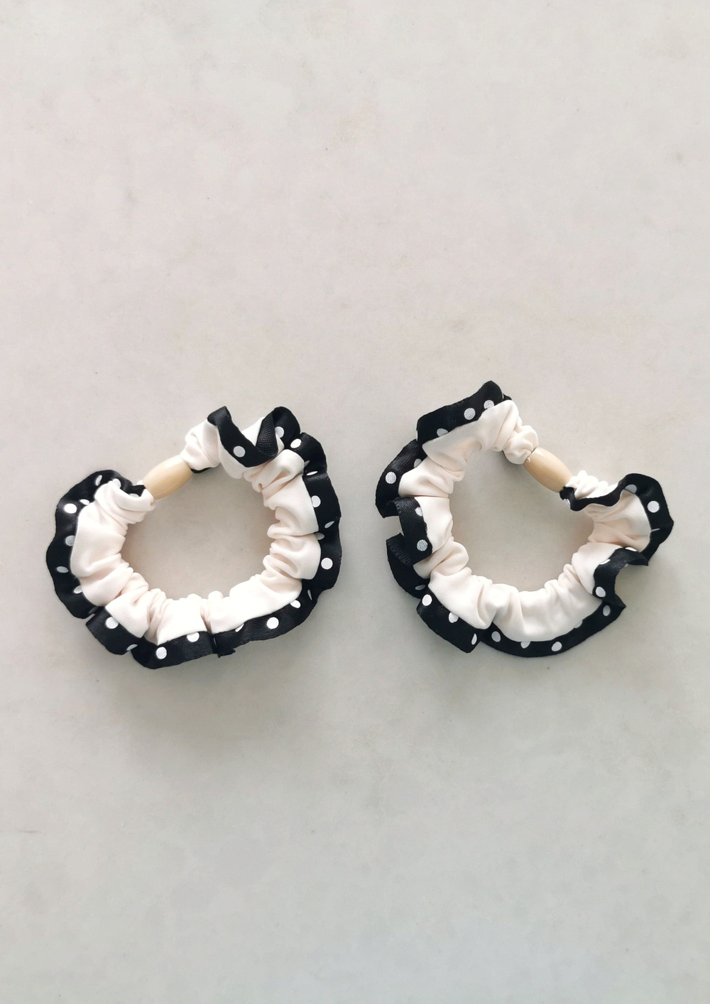 Çiftli Mini Puantiyeli Fırfır Detaylı Lastik Toka Ekru