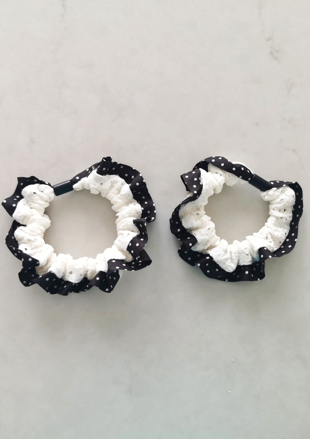 Çiftli Mini Puantiyeli Fırfır Detaylı Lastik Toka Krem