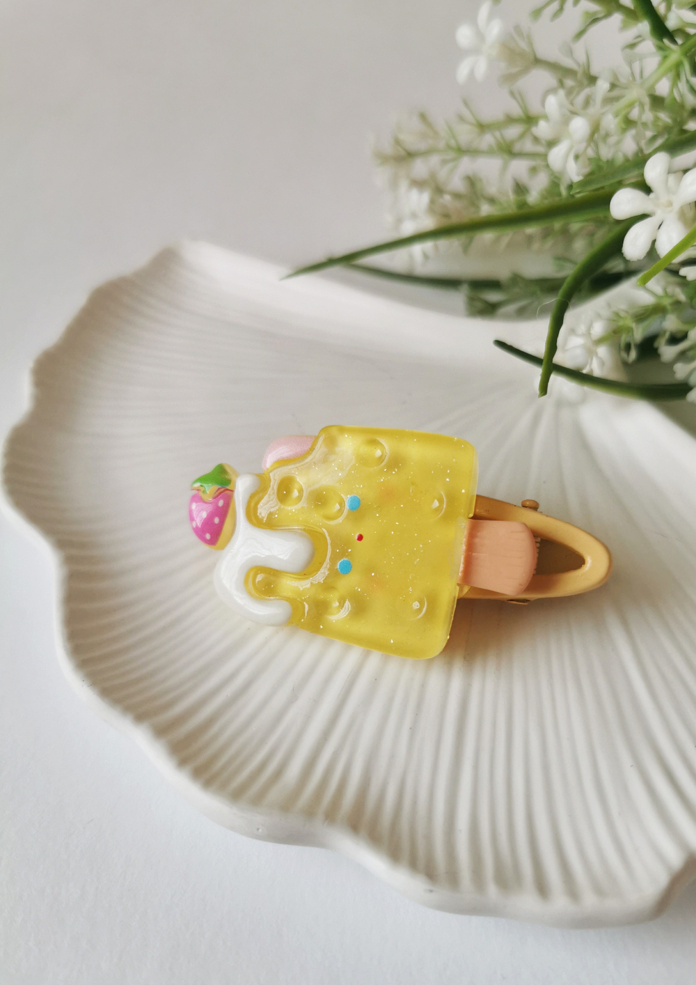 Çilek Detaylı Sarı Sevimli Dondurma Figürlü Çocuk Tokası 6 x 3 cm