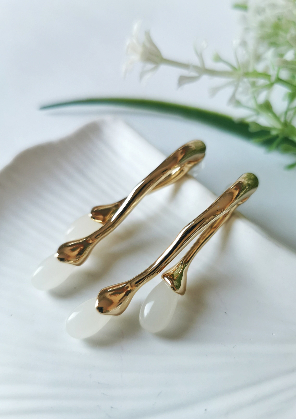 Gold Beyaz Taşlı Çelik Damla Küpe 5 cm