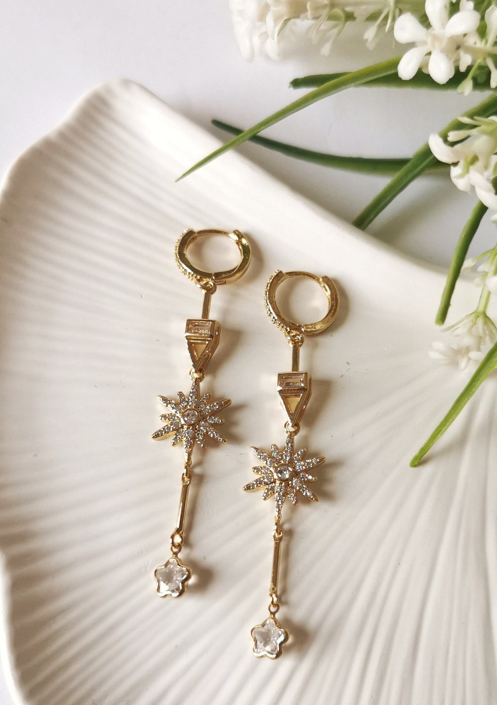 Gold Celeste Yıldız Detaylı Çelik Sallantılı Küpe 1,5x7 cm