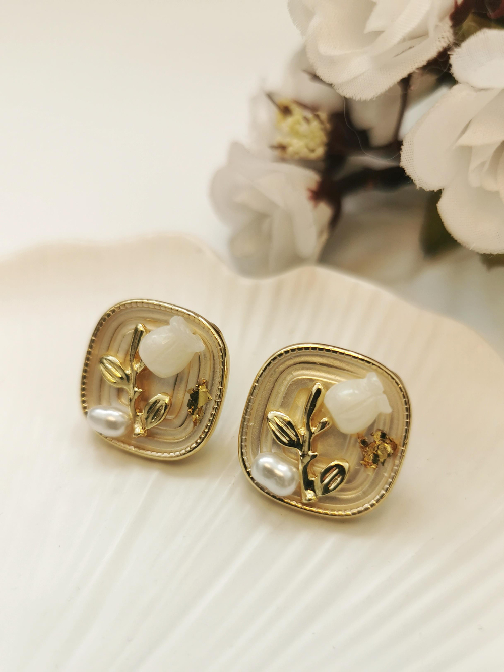 Gold Kaplama İncili Müge Çiçeği Detaylı Kare Vintage Küpe 