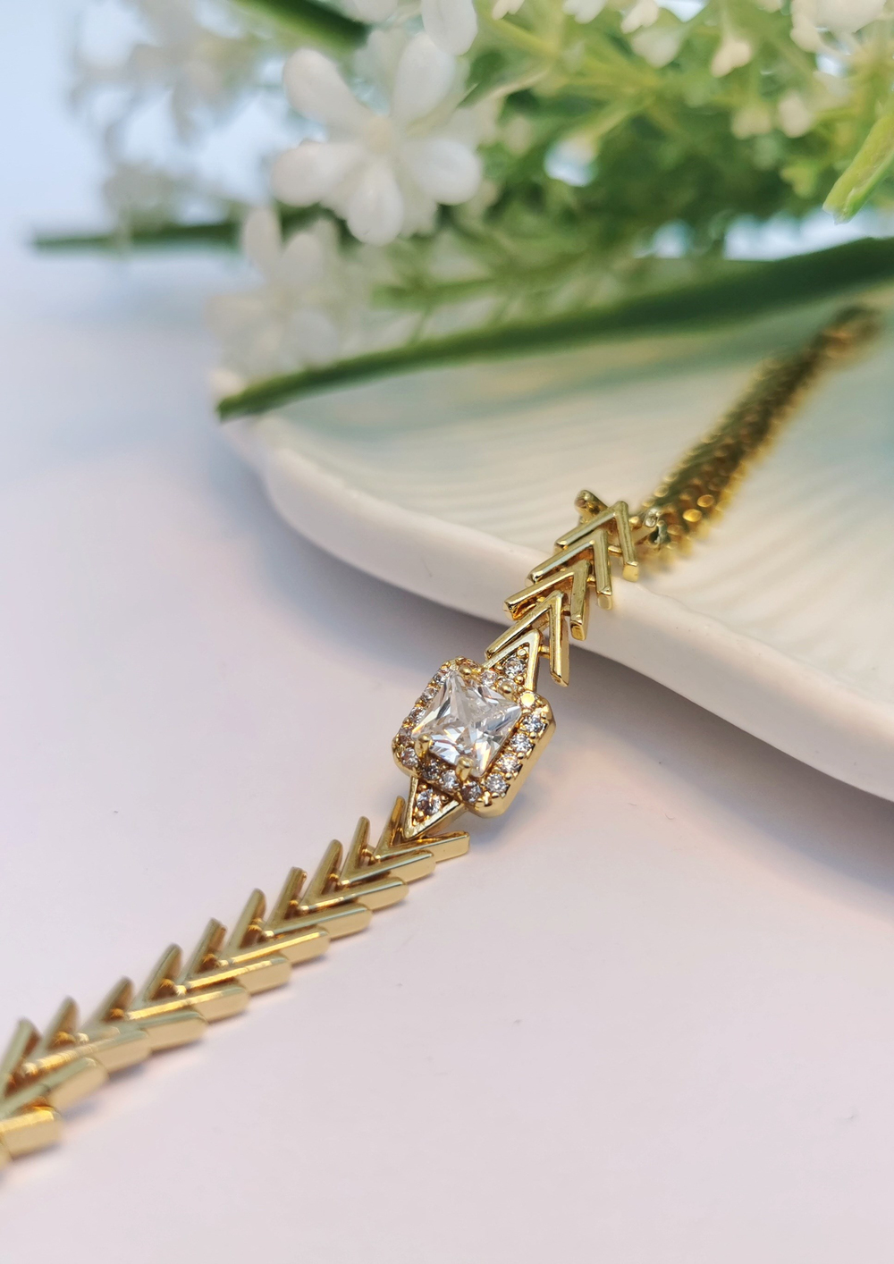Gold Kare Zirkon Detaylı Ok Desen Çelik Bileklik