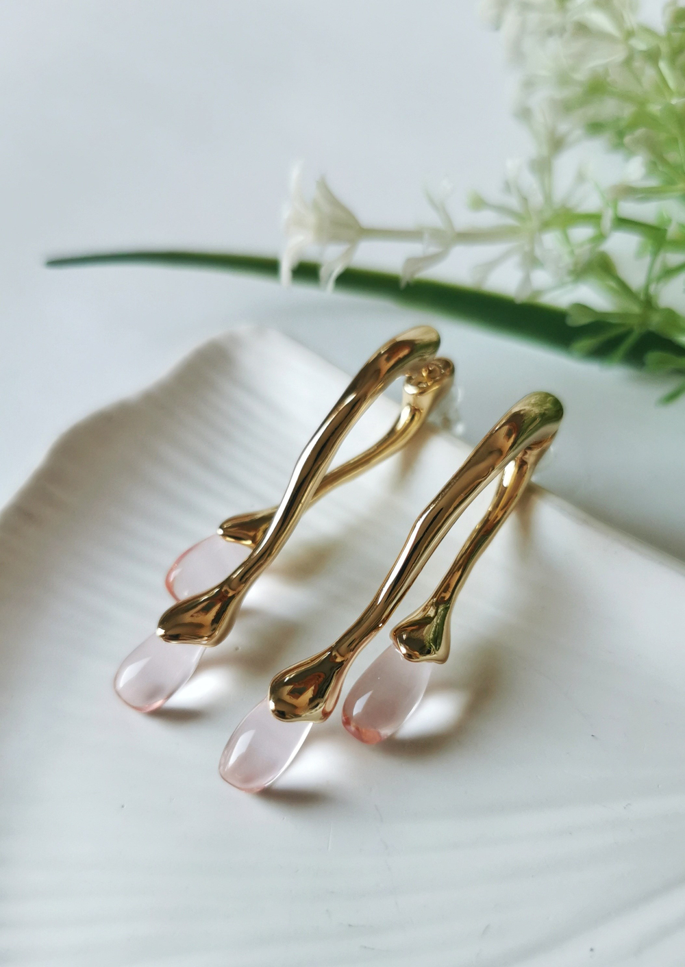 Gold Pembe Taşlı Çelik Damla Küpe 5 cm