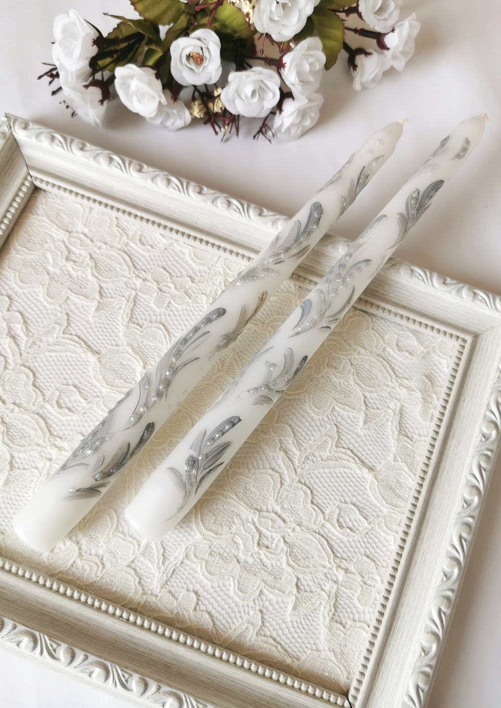Gümüş Renk Yaprak Desenli El Boyaması Beyaz Dekoratif İkili Mum – 25 cm