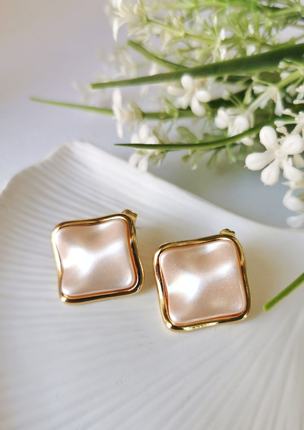 Luna Sedef Detaylı Çelik Küpe 2x2 cm – Sedef Pembe