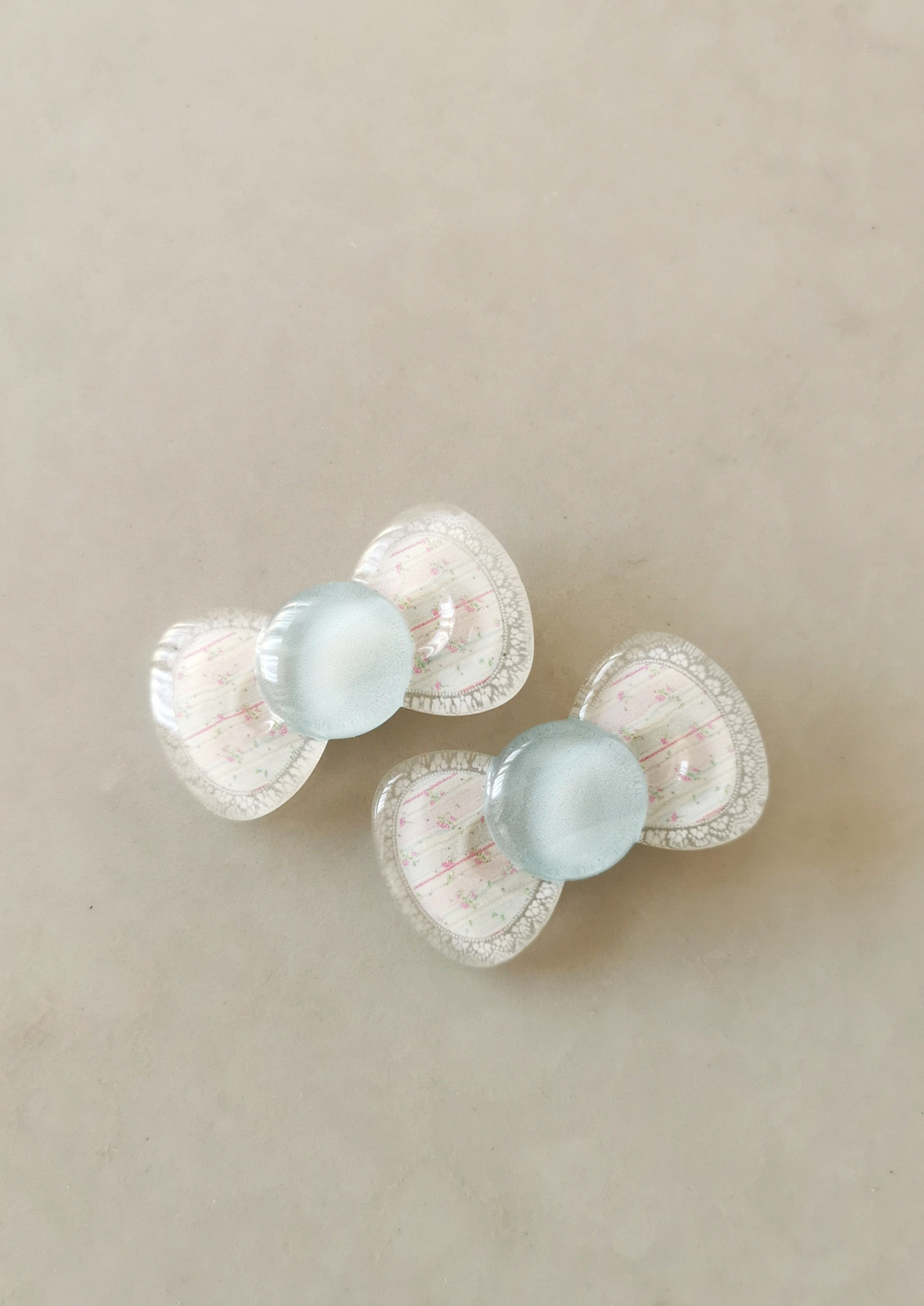Mavi Fiyonk Temalı Çiçek Desenli Çiftli Pensli Çocuk Tokası 4,5x2,5 cm