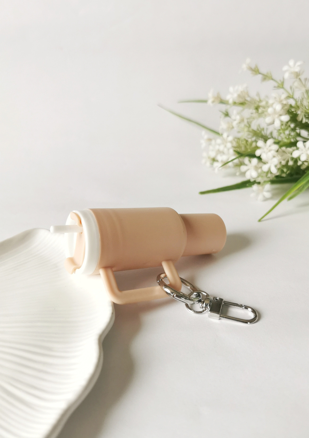Mini Termos Figürlü Charm Anahtarlık Bej – Plastik Çanta Süsü Sevimli Aksesuar 4,5x9,5 cm