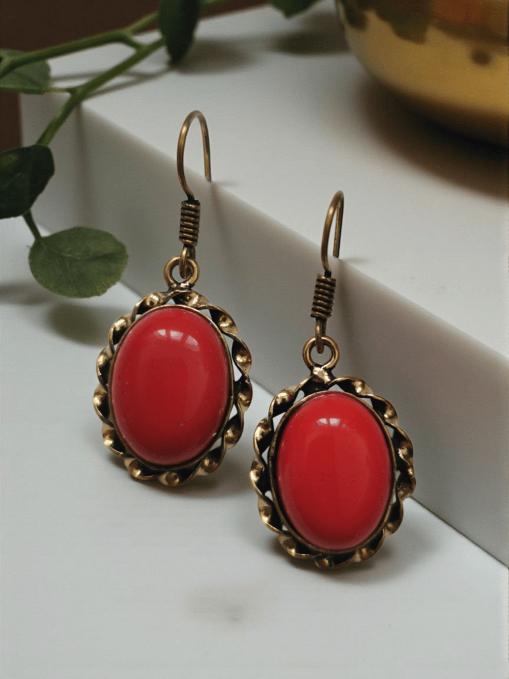 Oval Kırmızı Akik Taşlı Sallantılı Pirinç Küpe 