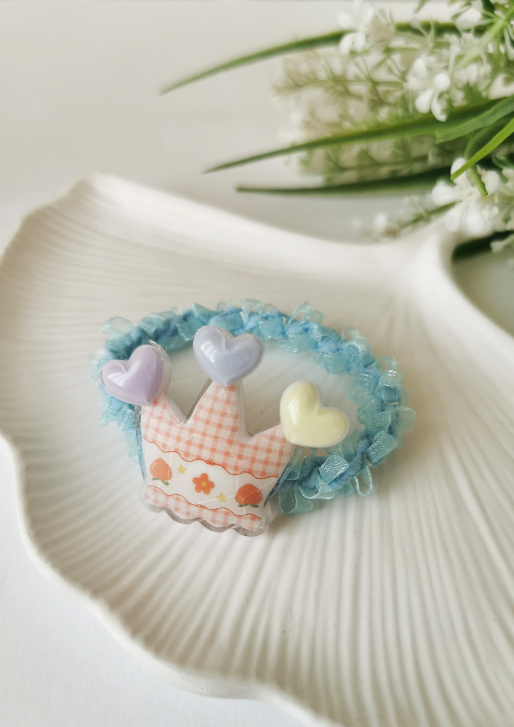 Pastel Kalpli Taç Detaylı Mavi Lastikli Saç Tokası