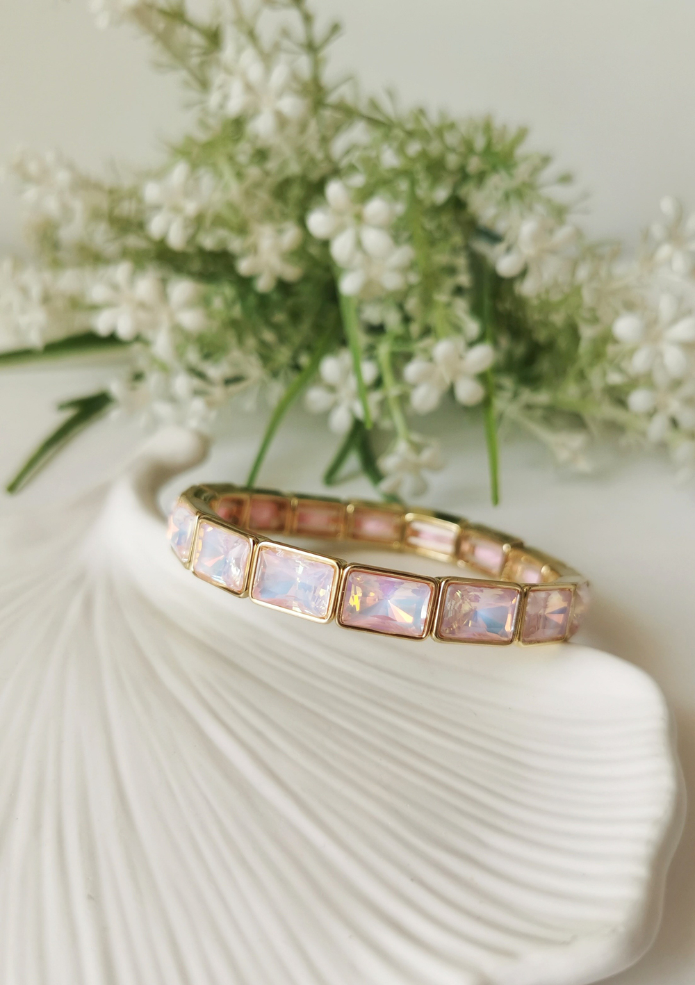 Pastel Pembe Kristal Taşlı Bileklik – 14K Gold Lastikli Tasarım