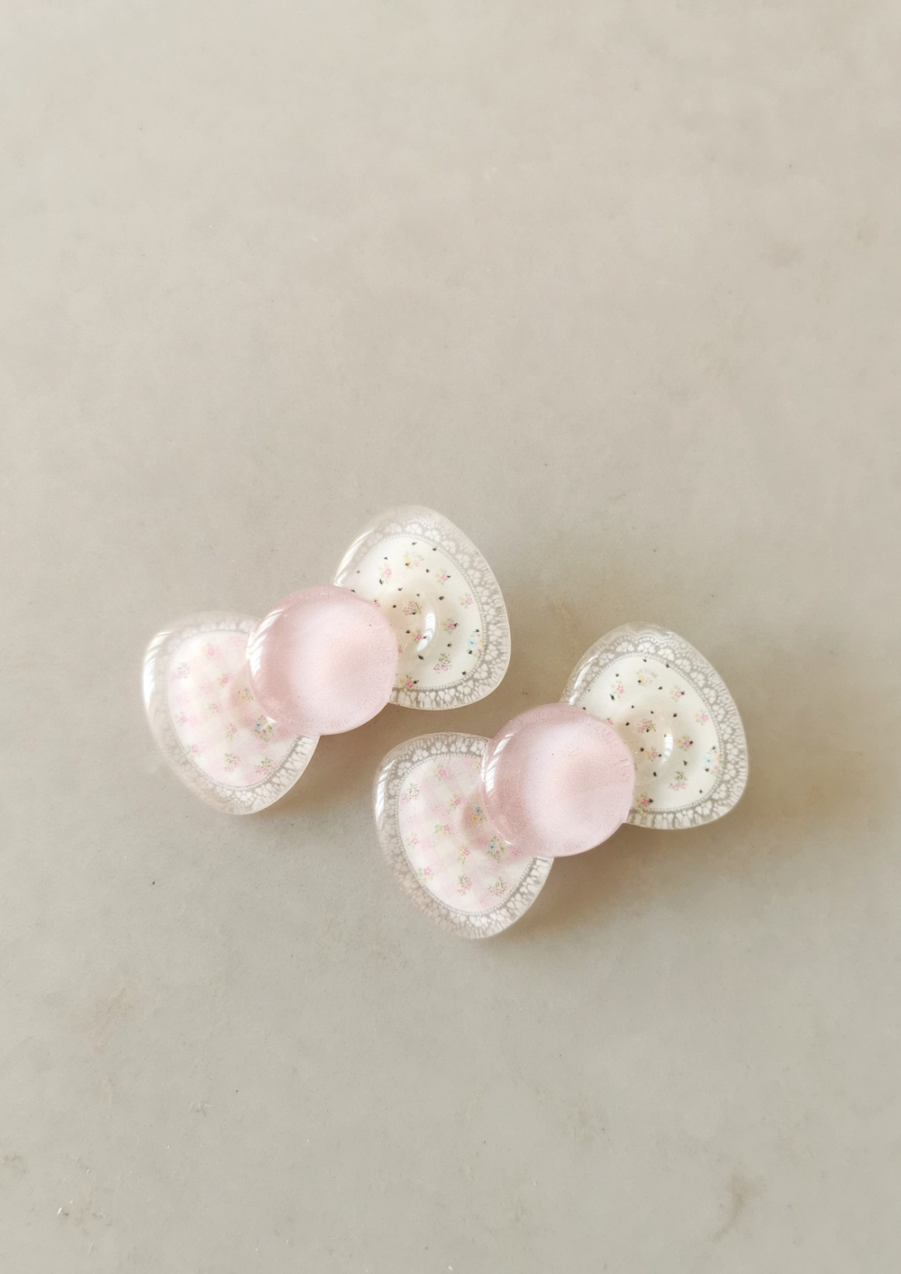 Pembe Fiyonk Temalı Çiçek Desenli Çiftli Pensli Çocuk Tokası 4,5x2,5 cm