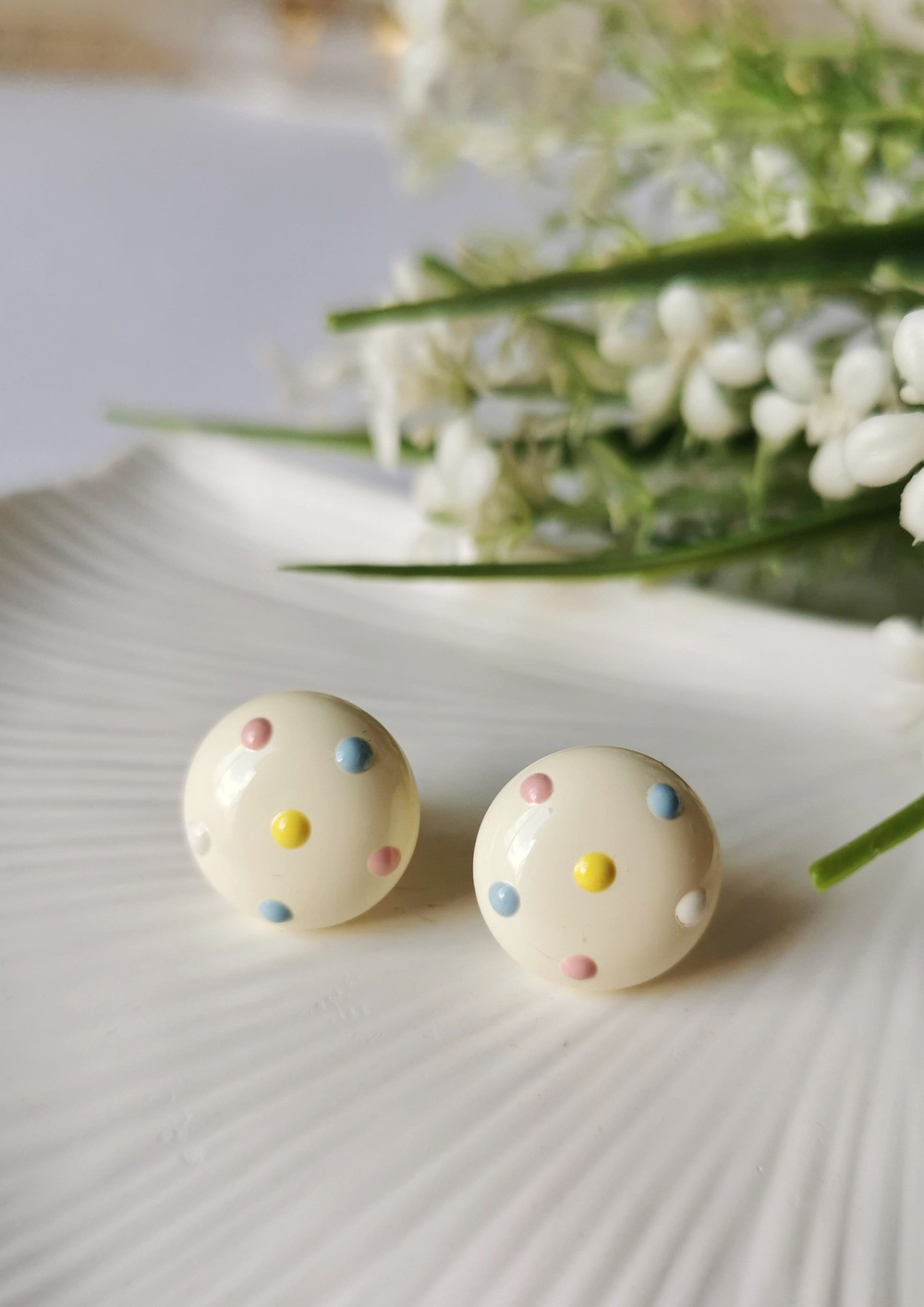 Renkli Puantiye Detaylı Çelik Küpe 1,5 cm