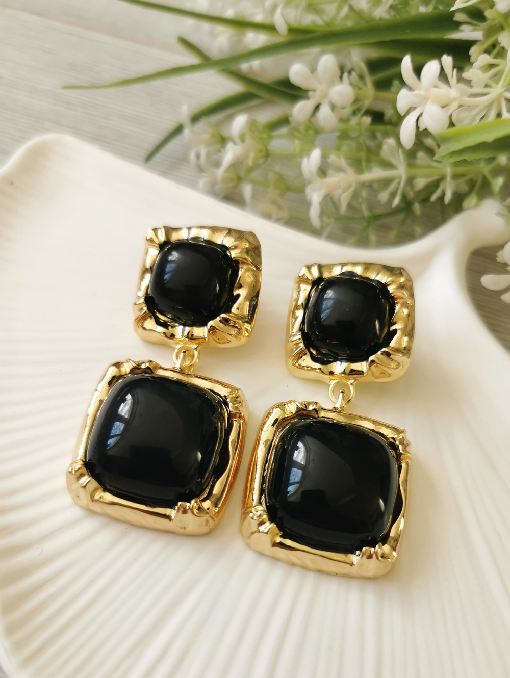 Siyah Taşlı Gold Detaylı Sallantılı Küpe 