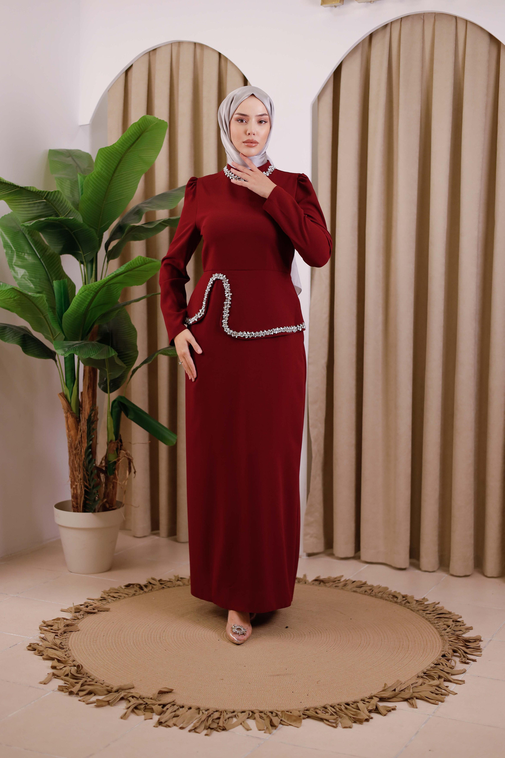 0080 CODE ROBE EN CRÊPE AVEC DÉTAILS EN PIERRES DE CRISTAL