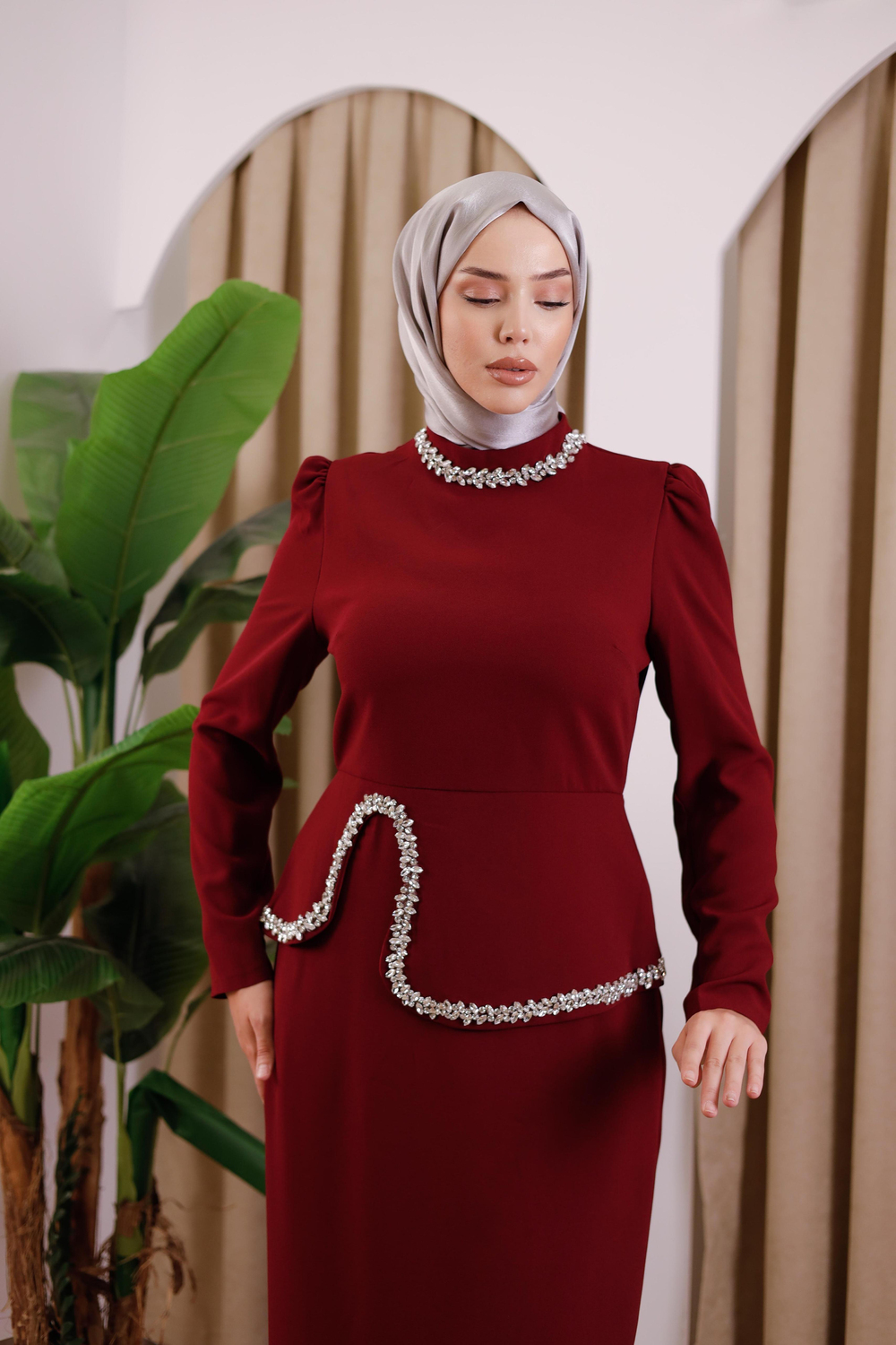 0080 CODE ROBE EN CRÊPE AVEC DÉTAILS EN PIERRES DE CRISTAL