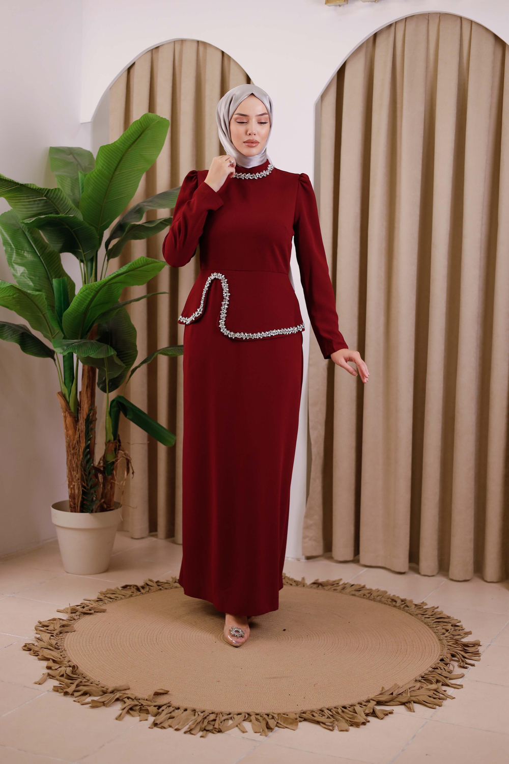 0080 CODE ROBE EN CRÊPE AVEC DÉTAILS EN PIERRES DE CRISTAL