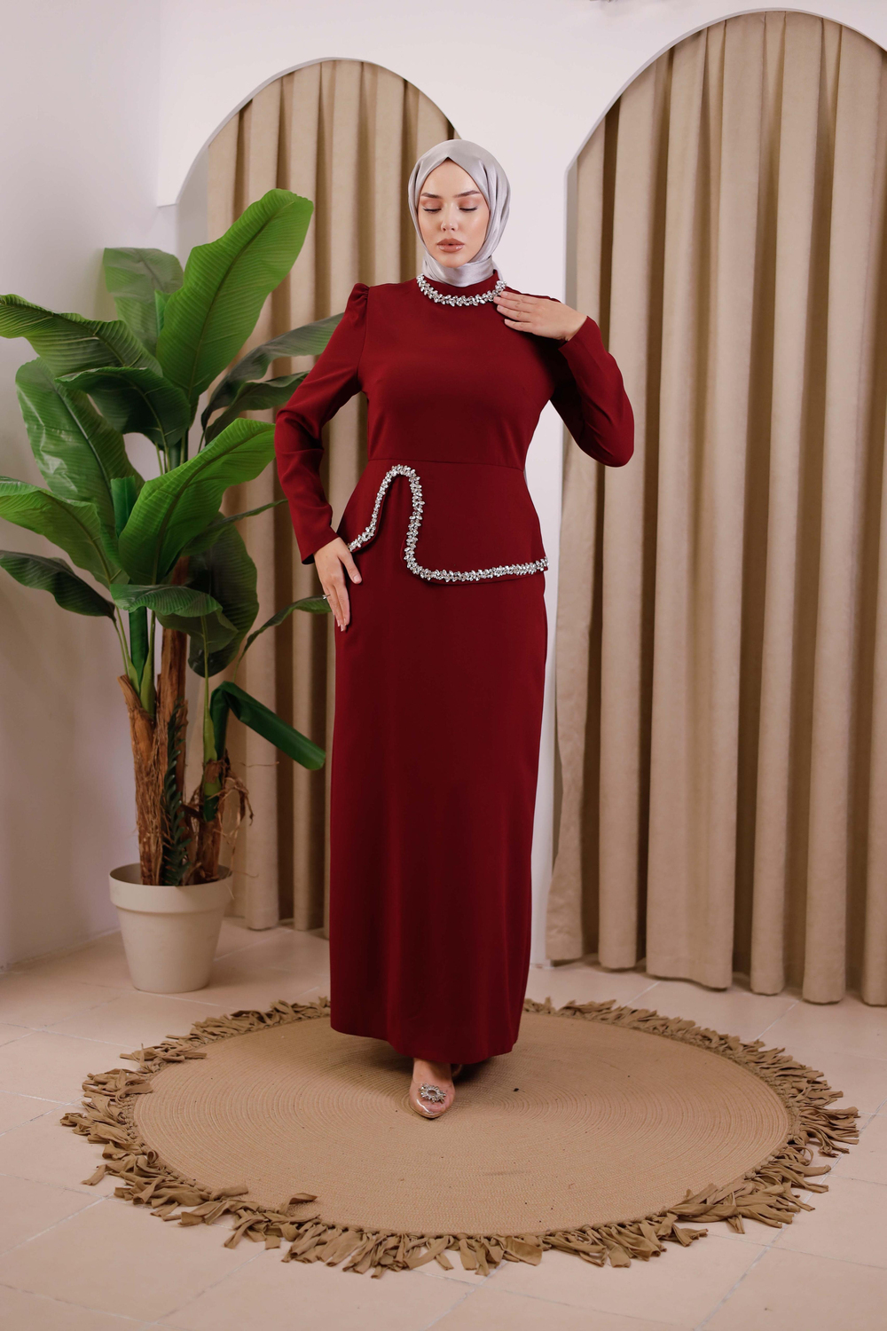 0080 CODE ROBE EN CRÊPE AVEC DÉTAILS EN PIERRES DE CRISTAL