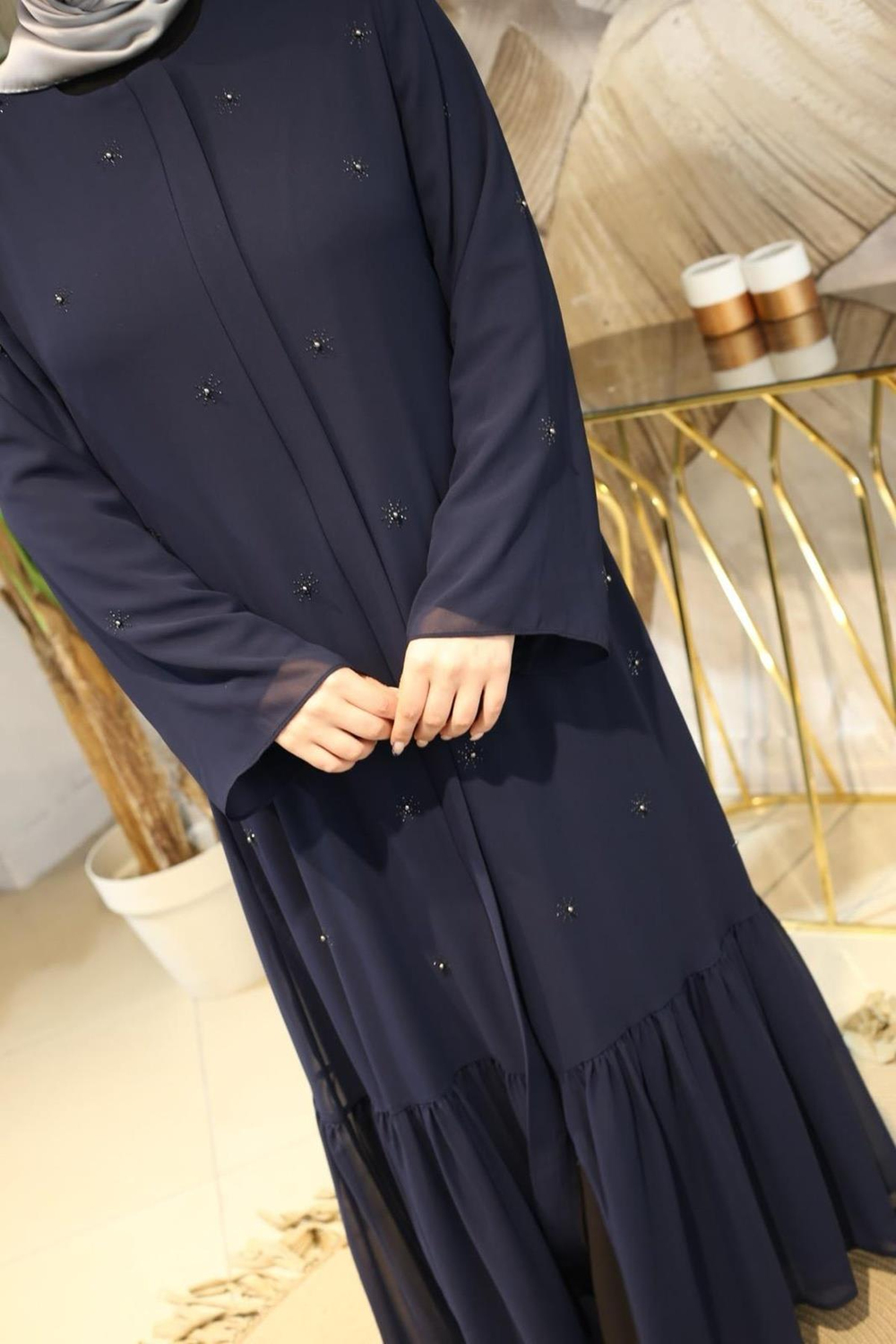 2405 CODE ABAYA EN MOUSSELINE DE SOIE BRODÉE MARGUERITE SAUPOUDRÉE