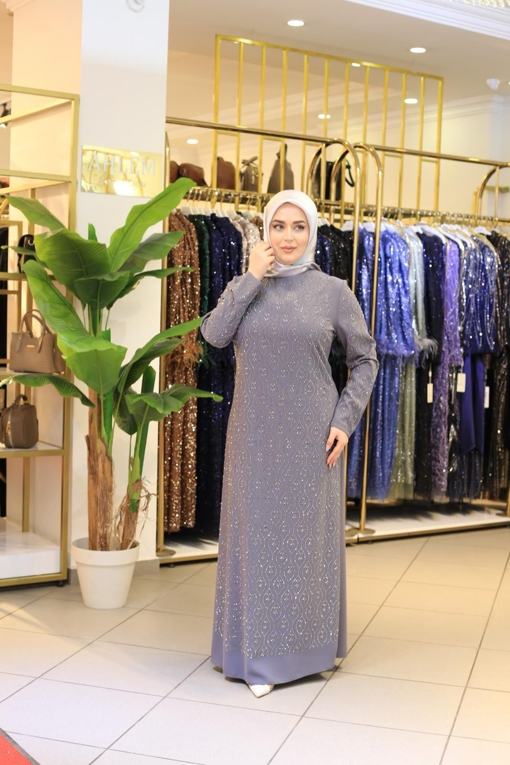 5111 فستان بتطريز زهرة منسدلة رمز 5111