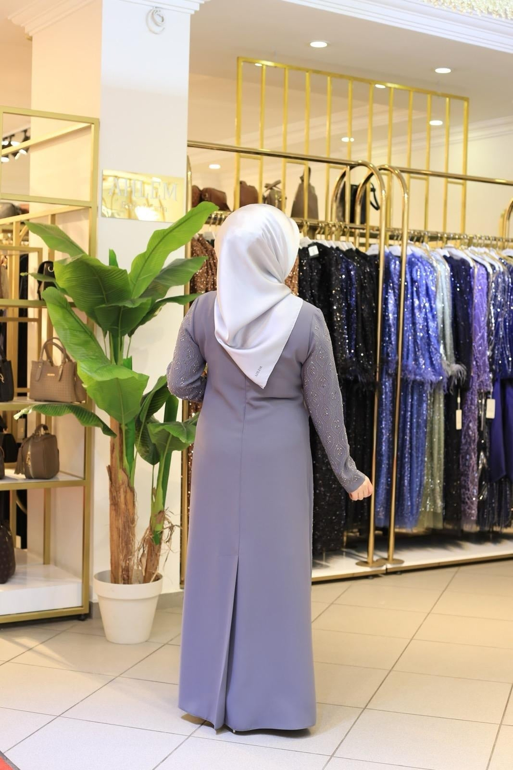 5111 فستان بتطريز زهرة منسدلة رمز 5111