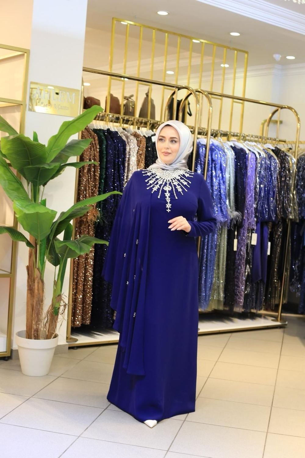 5235 KOD YAKA VE ŞİFON TAŞLI ELBİSE